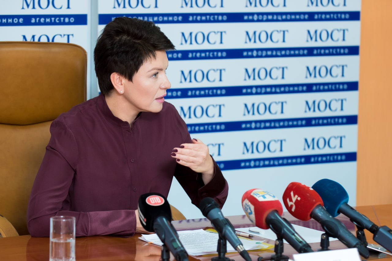 Ілюстрація до публікації «Колишня в.о. начальника Головного управління ДПС у Дніпропетровській області Ганна Чуб — збираємо всю інфо 💬 @ABleaks_bot 💕 Долучитись ☑ info@absolutionlab.com»