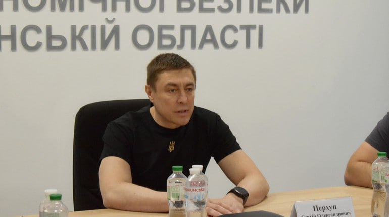 Ілюстрація до публікації «Попередник Олександра Цивінського на посаді керівника Бюро економічної безпеки Сергій Перхун минулого року купив квартиру в Дніпрі, а його дружина з початку війни купила 50 видів…»