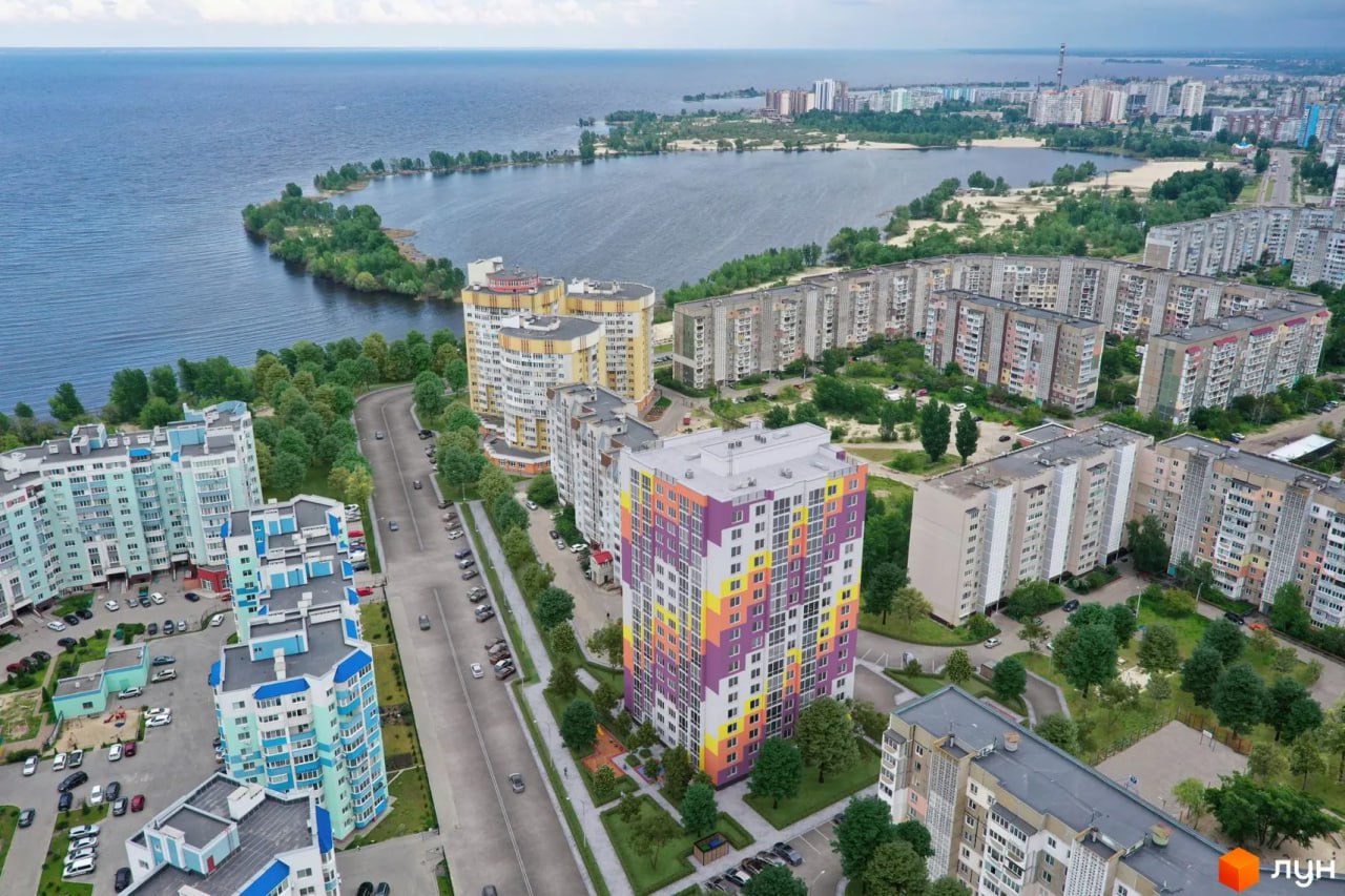 Ілюстрація до публікації «Заступник керівника Черкаської спецпрокуратури у сфері оборони Центрального регіону Максим Курило у вересні отримав майнові права на квартиру в ЖК "Парковий" на березі річки…»