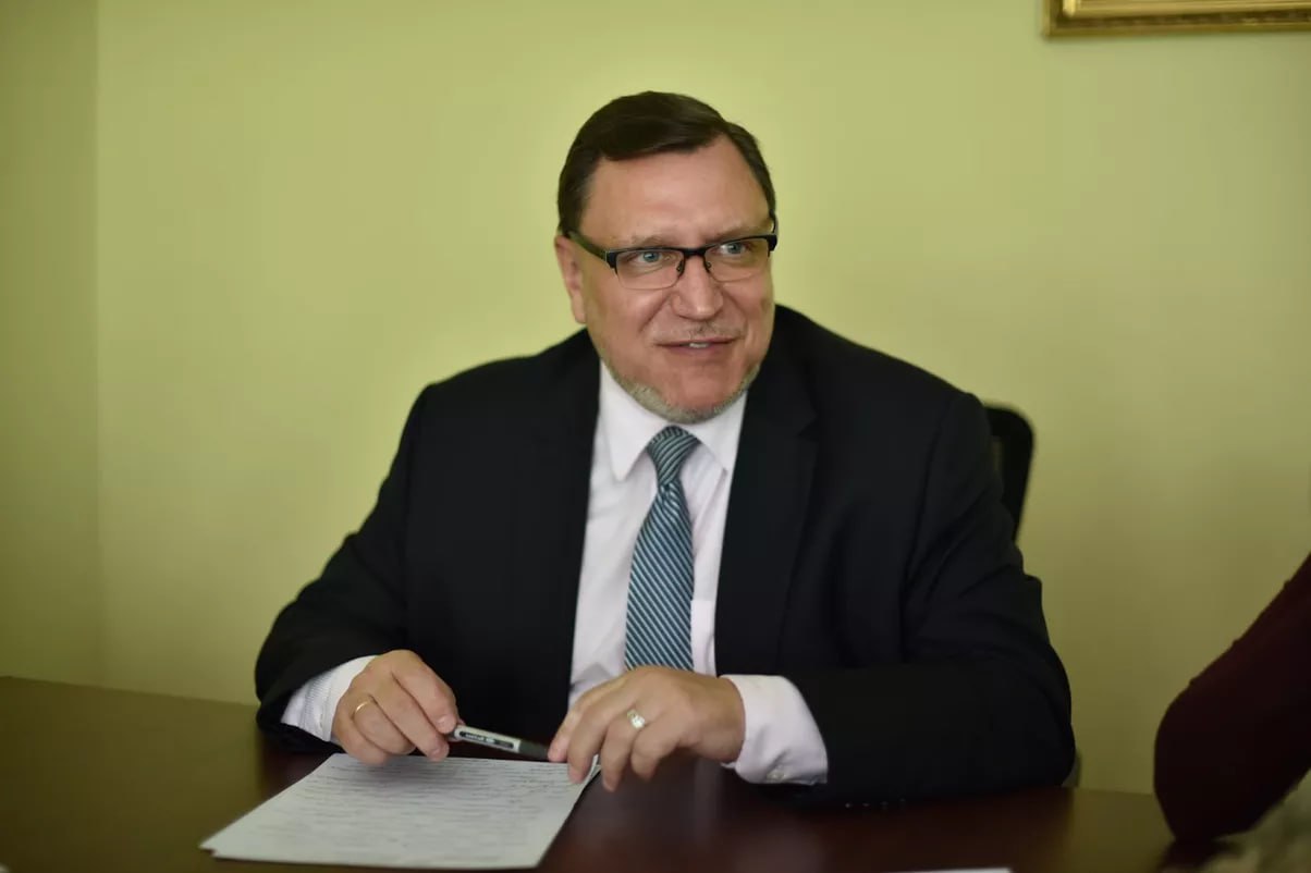 Ілюстрація до публікації «Посол України в Кенії Андрій Праведник живе своє розкішне життя»