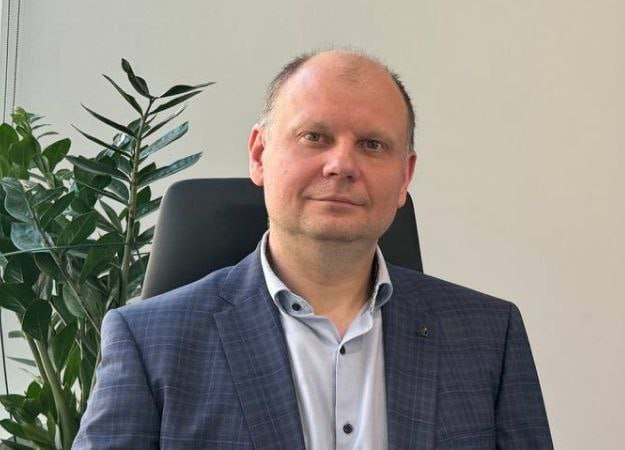 Ілюстрація до публікації «повідомляє: Вже колишній керівник департаменту інноваційних проєктів МТБ Банку Дмитро Яковлєв була менеджером Ющенка в "Альпарі Банк", потім — в "Айбокс банк", звідки його…»