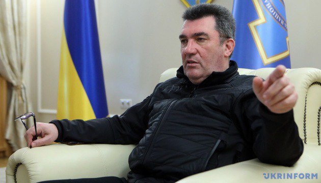 Ілюстрація до публікації «Якийсь "хуі": Президент звільнив Олексія Данилова з посади секретаря РНБО та призначив на його місце голову Служби зовнішньої розвідки Литвиненка»