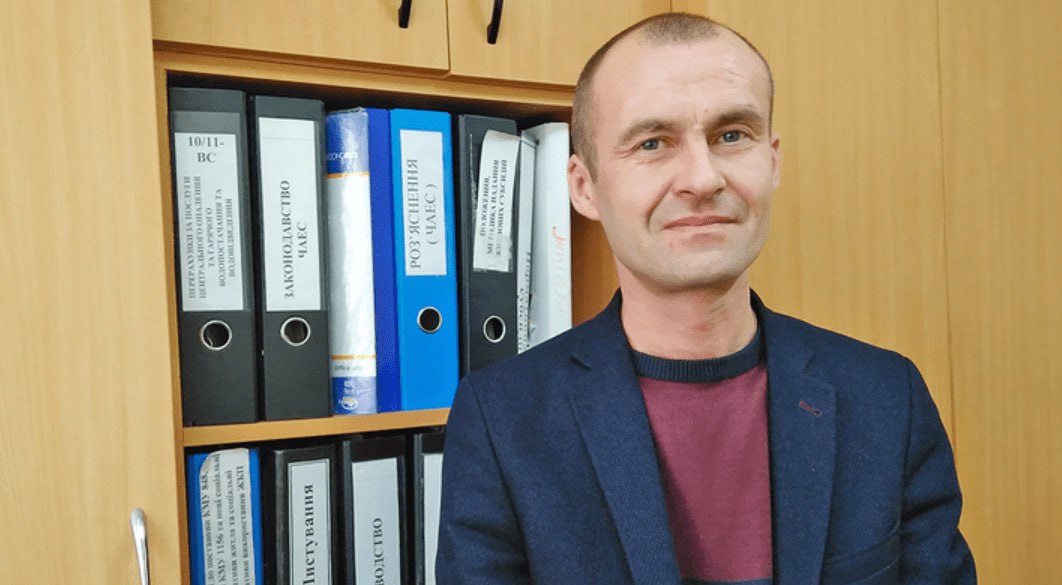 Ілюстрація до публікації «Новий директор департаменту соціальної та ветеранської політики КМДА Максим Бученко відсвяткував призначення на посаду купівлею Jetour X70 Plus (2025) за 1,09 млн гривень.»
