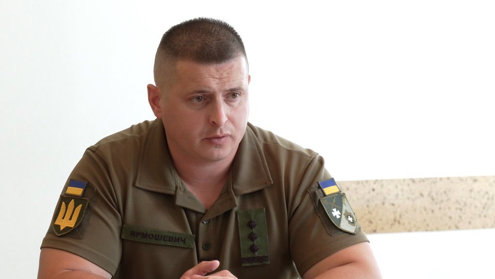 Ілюстрація до публікації «Керівник Рівненського міського ТЦК Олександр Ярмошевич, який цілувався з різними жінками на робочому місці, під час війни придбав задекларував придбання Audi A7 (2014).»