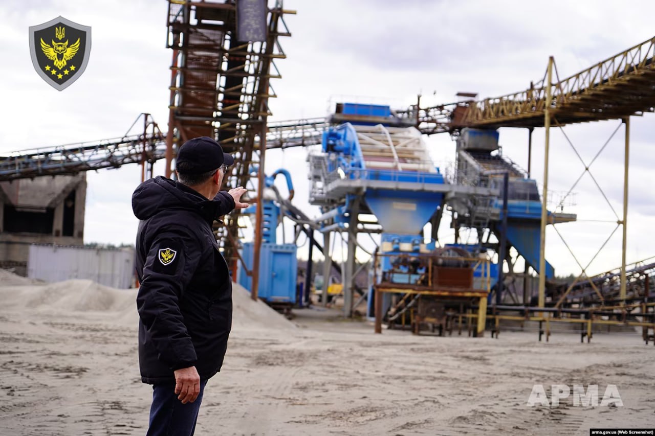 Ілюстрація до публікації «АРМА та Мін'юст разом з Офісом генпрокурора поки не конфіскували активи активи холдингу «Юнігран» російського бізнесмена Ігоря Наумця, які перейшли до рук афериста Сергія Шапрана.»