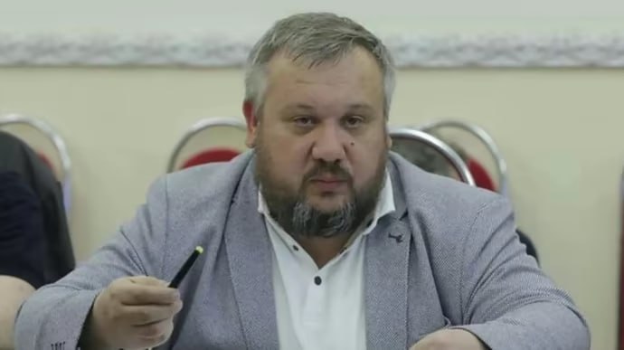 Ілюстрація до публікації «САП скеровано до суду обвинувальний акт щодо колишнього посадовця Міноборони Максима Гриценка, якого обвинувачують у службовій недбалості зі збитками понад 2 млрд грн (ч. 2 ст.…»