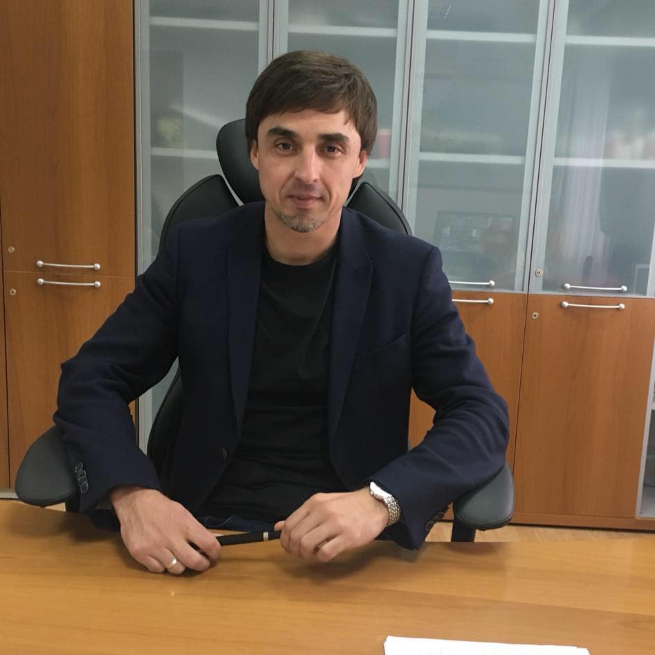 Ілюстрація до публікації «Експодатківець та бізнес-партнер конвертатора Бамбізова — Роман Афонов підготувався до обшуків та місяць тому покинув країну.»
