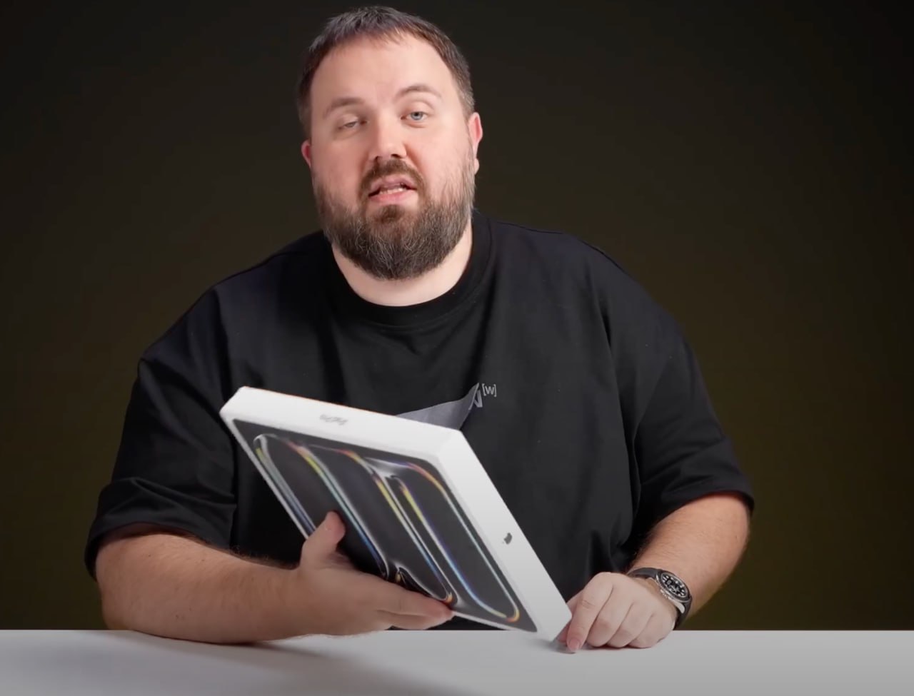 Ілюстрація до публікації «iPad Pro на чіпі M4, виготовлений для імпорту в Україну, якимось чином опинився в огляді російського блогера Валентина Пєтухова.»