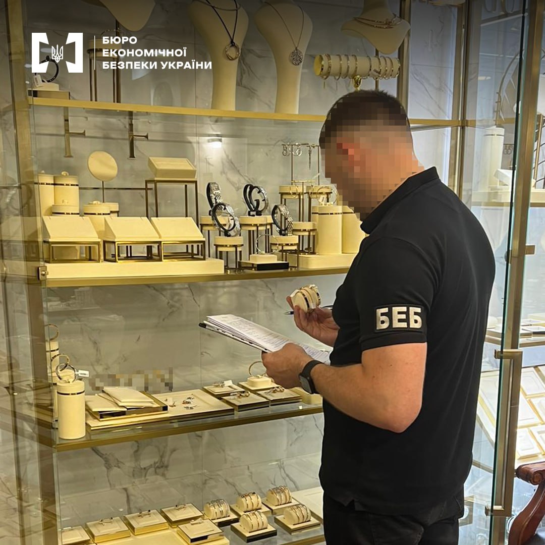 Ілюстрація до публікації «В БЕБ нарешті повідомили підозри власнику магазину Lux groups — Олександру Ліцкевичу (🚫 це мабуть вже другий раз за декілька років)»