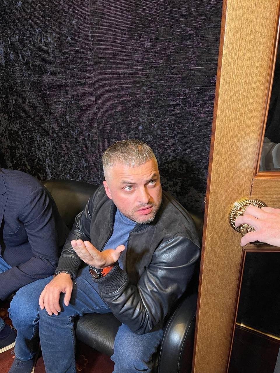 Ілюстрація до публікації «Співвласник Meest China та CEO Club Ukraine В’ячеслав Лисенко програв позов до ЗМІ, яке написало, що БЕБ викрило підпільне казино та шахрайський кол-центр, які могли бути…»