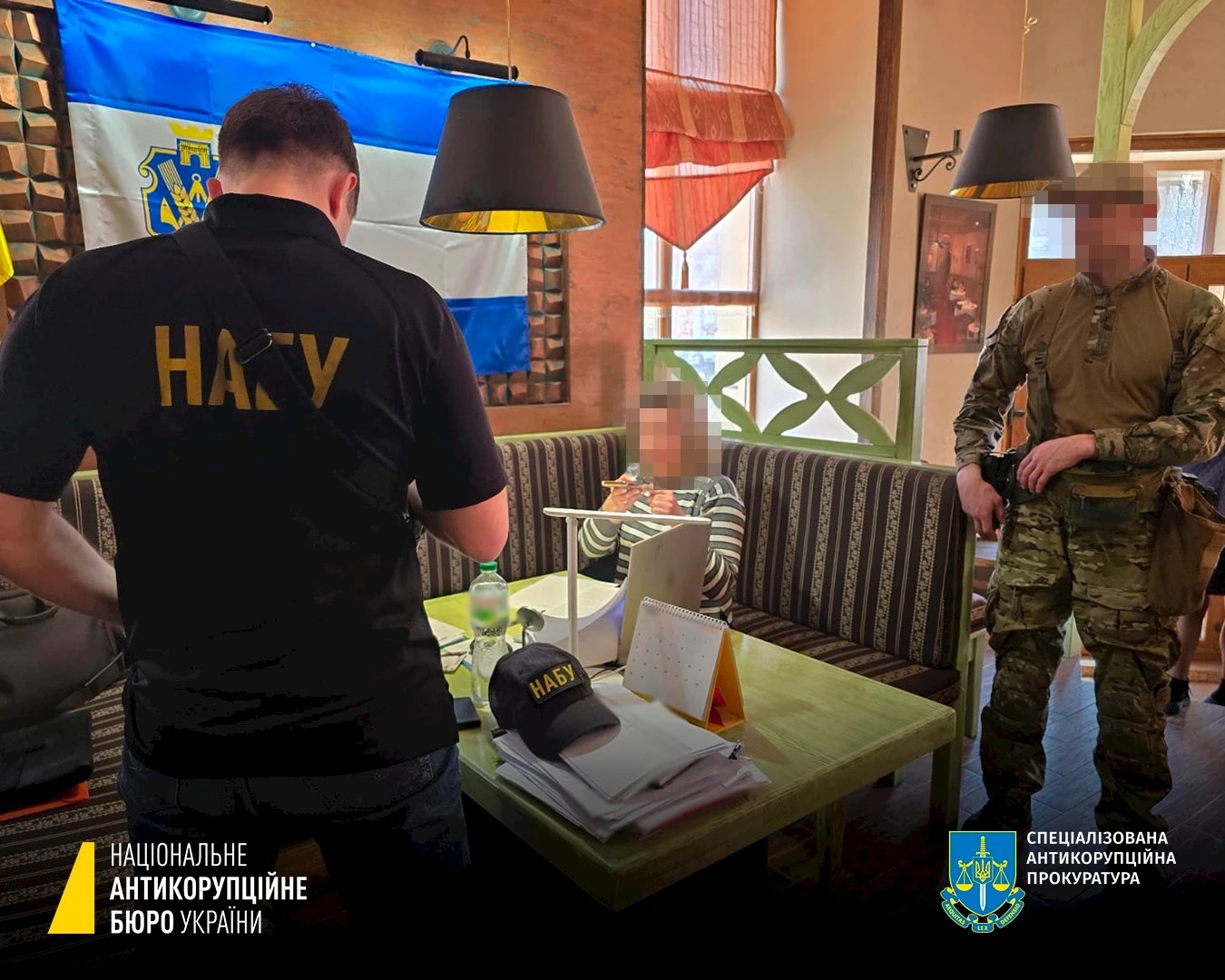 Ілюстрація до публікації «НАБУ та САП затримали директора департаменту розвитку територій Херсонської ОВА Світлану Васіну та засновника ТОВ «Будівельні Технології Південь» (Балан Валентин та Балан Марина)…»
