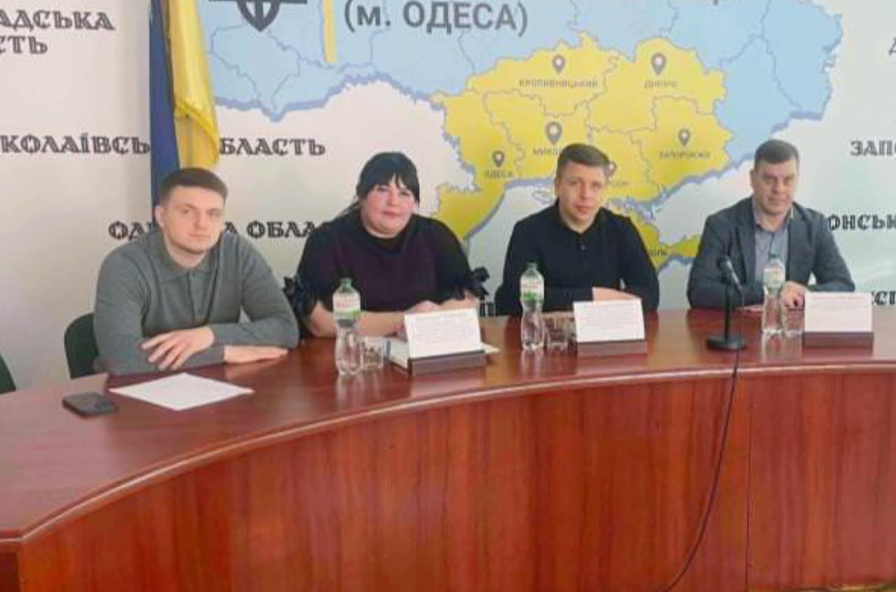 Ілюстрація до публікації «починає публікувати ПІБ членів ОЗУ call-центра в Дніпрі, який знаходиться біля управління Держпродспоживслужби та підконтрольний заступнику прокурора області Руслану Вахітову.»