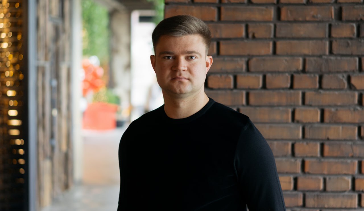 Ілюстрація до публікації «Мегаприбутковий супер інвестор Ромка Бабицький проїв всі гроші вкладників Babitskyi Investment Management за кордоном та повернувся в України шакалити далі...»