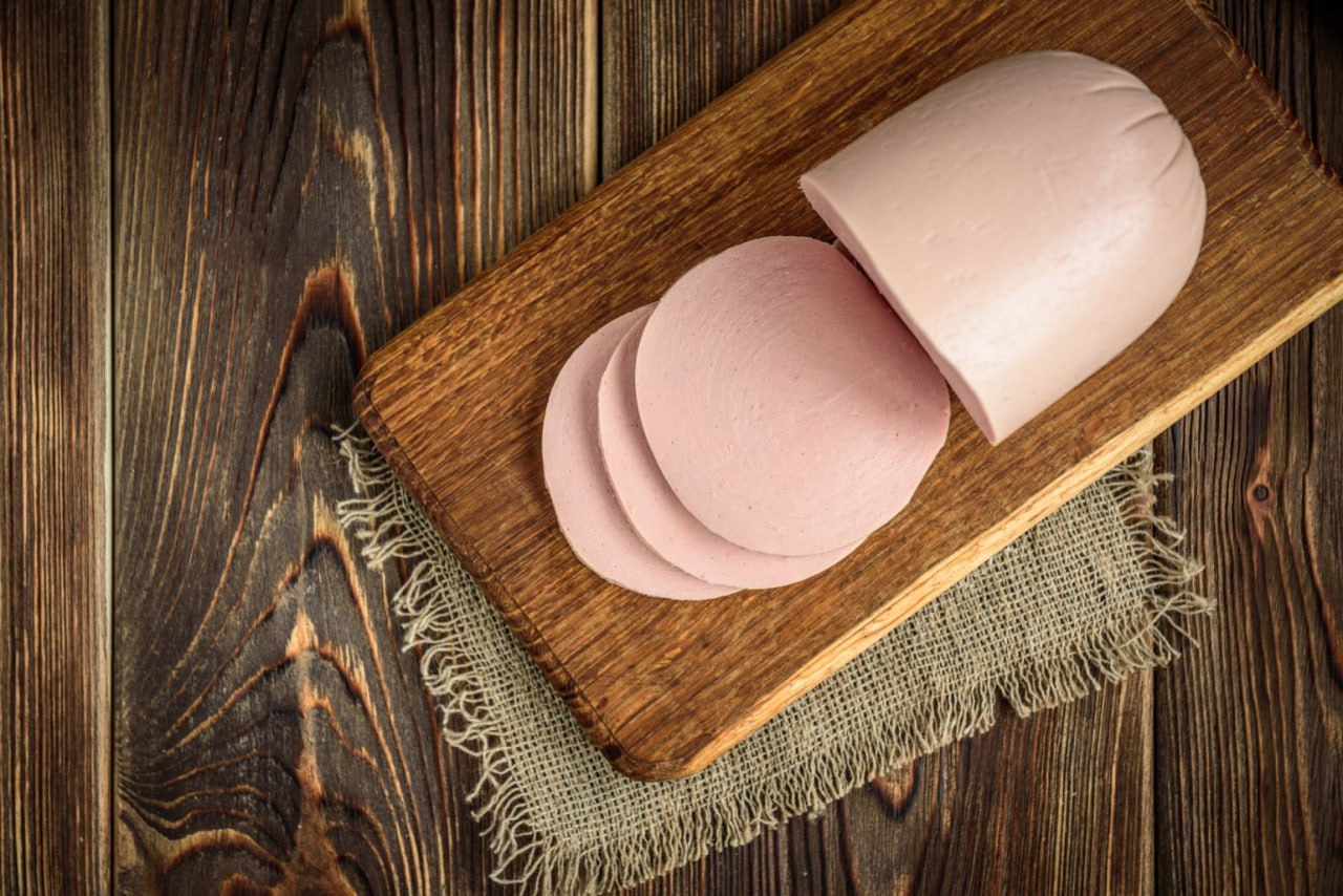 Ілюстрація до публікації «Варена ковбаса — це універсальний продукт на кухні, який можна застосовувати безліччю найрізноманітніших способів: від звичайного бутерброда до олів’є на свята.»