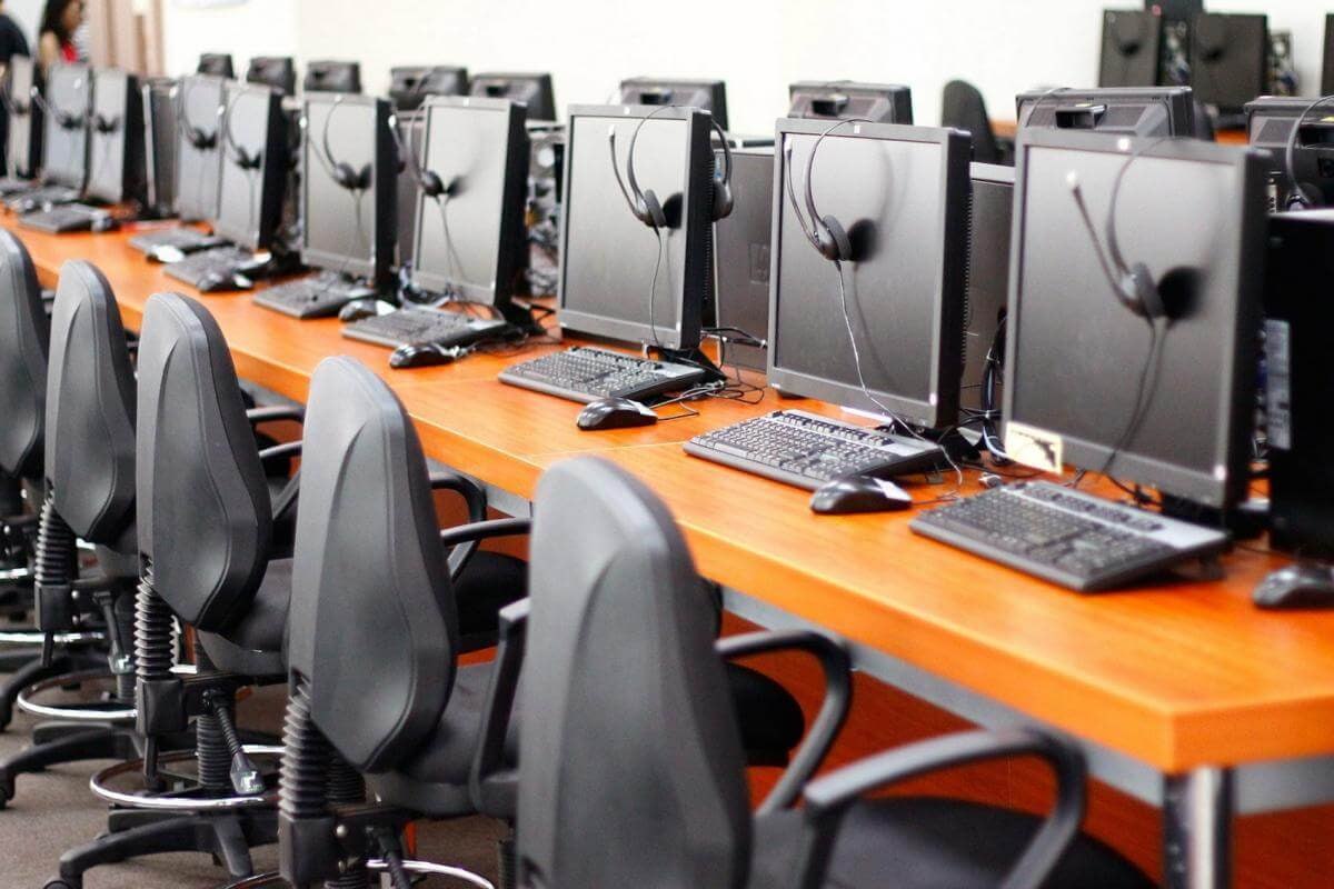 Ілюстрація до публікації «Call-центри Кривого Рогу щомісячно передають за "дах" для правоохоронців 12 тисяч доларів — по 4 тис. доларів для кожного відомства. 💬 @ABleaks_bot 💕 Долучитись ☑…»