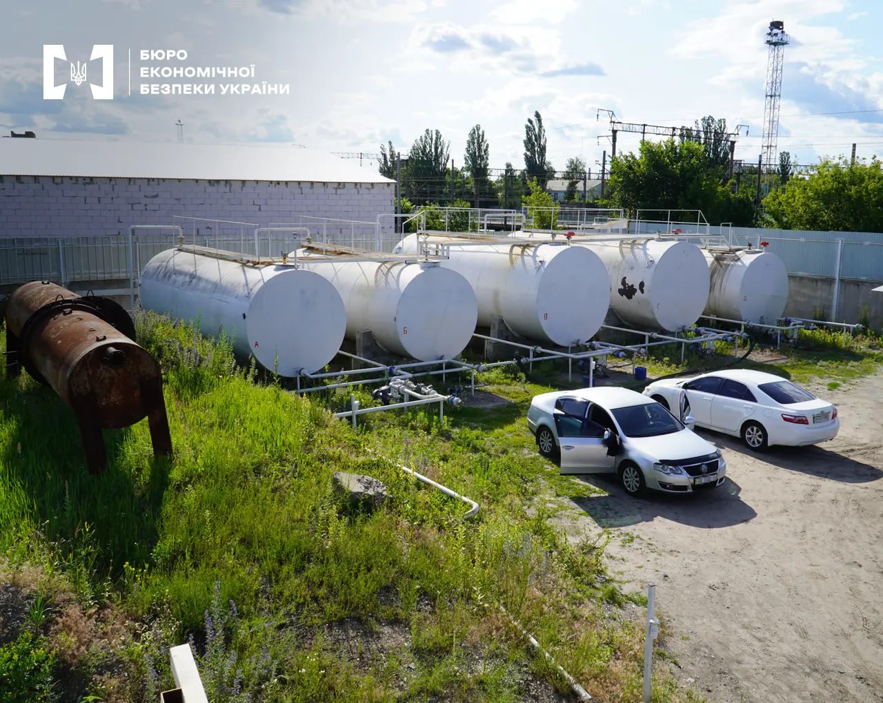Ілюстрація до публікації «Мережа прокурорських АЗС «Євро 5» від групи Мазурика та його синів здійснює придбання палива за офіційними контрактами з НПЗ, але потім на своїх підпільних базах змішують у…»