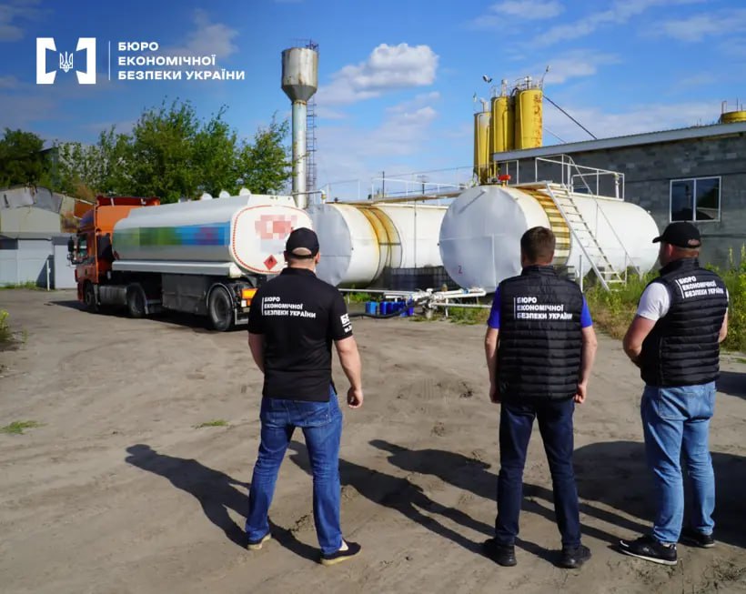 Ілюстрація до публікації «Мережа прокурорських АЗС «Євро 5» від групи Мазурика та його синів здійснює придбання палива за офіційними контрактами з НПЗ, але потім на своїх підпільних базах змішують у…»