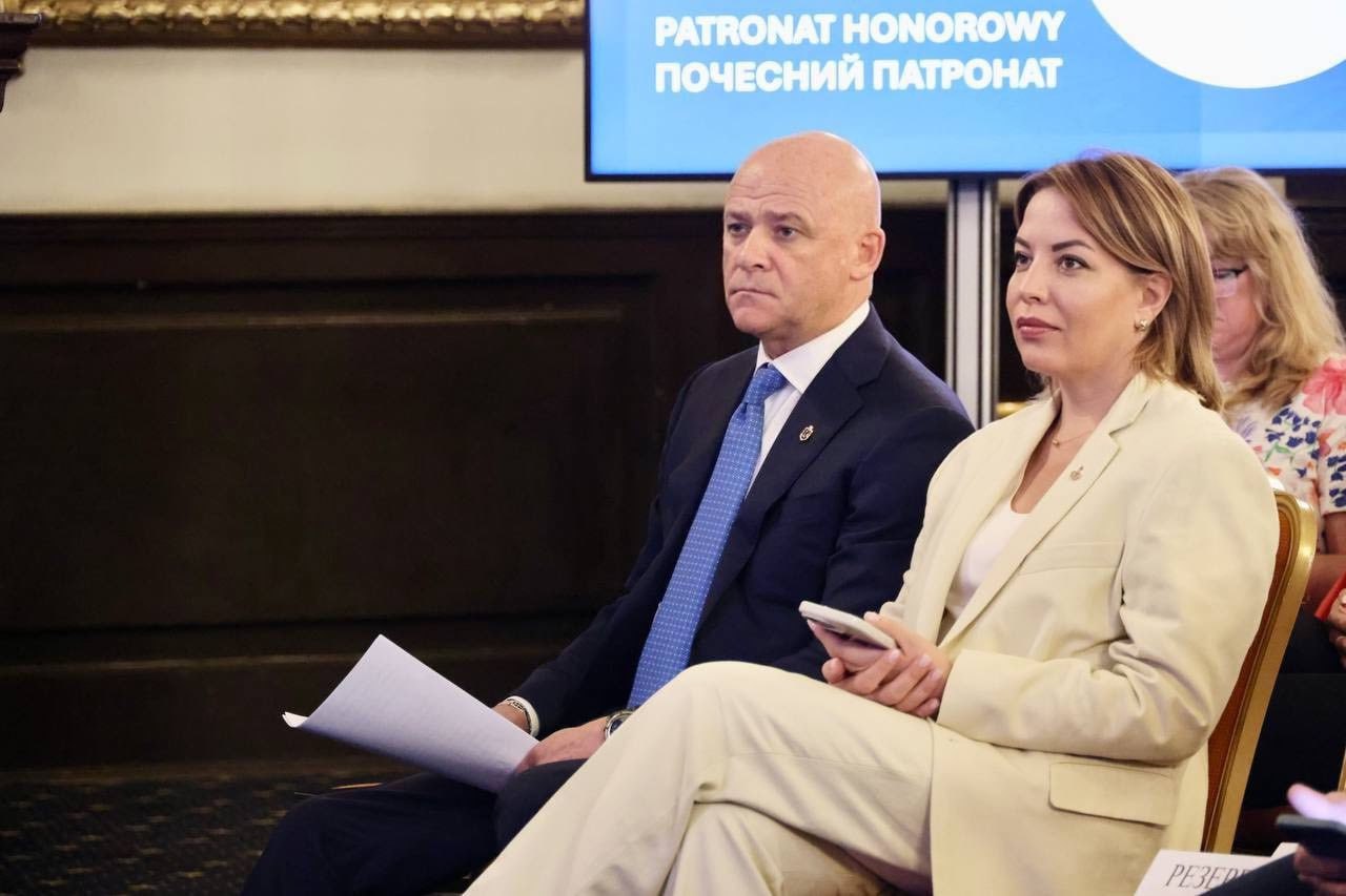 Ілюстрація до публікації «Щури втікають з суда: віцемер Одеси Ганна Позднякова планує зберегти своє крісло при майбутній новій владі та вже підсовує свою дупу під нового керівника.»