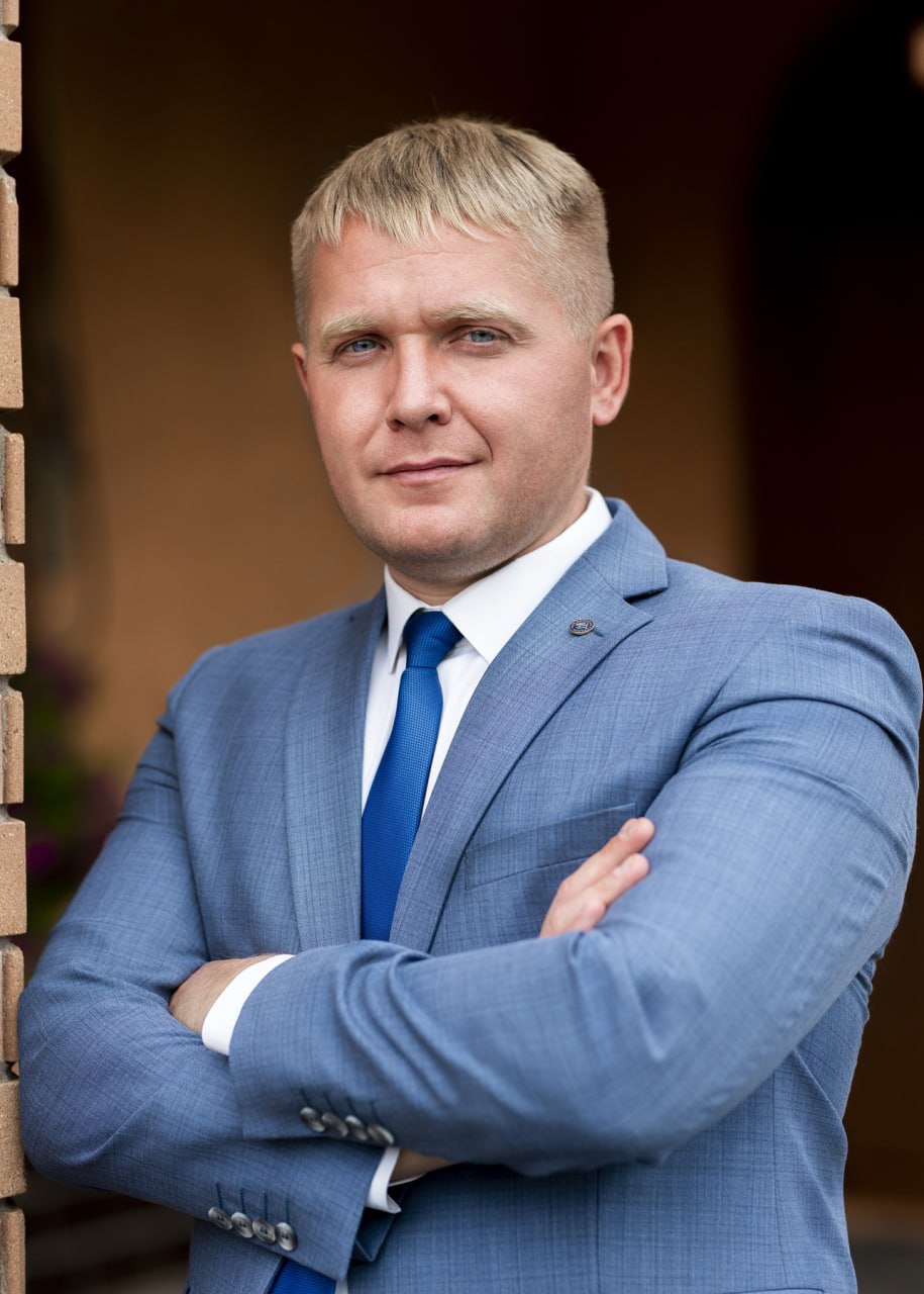 Ілюстрація до публікації «Депутат Харківської обласної ради Максим Зеленський під час війни придбав квартиру за 1,52 млн гривень в Івано-Франківську»