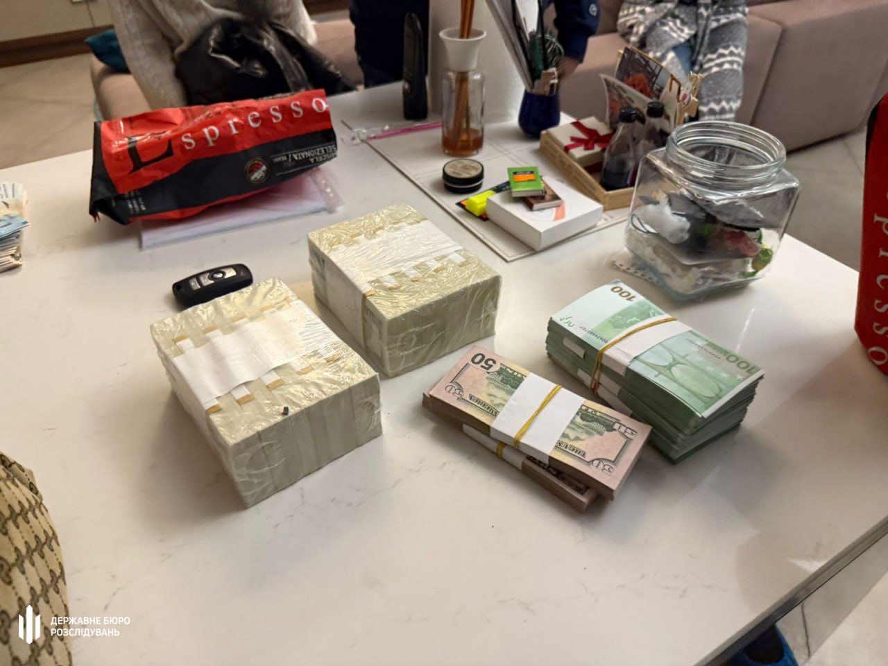 Ілюстрація до публікації «Ось так живе типовий посадовець в Україні»