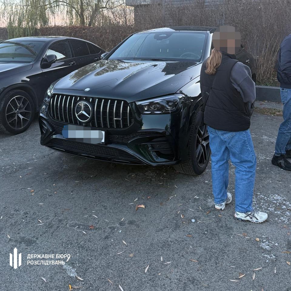 Ілюстрація до публікації «Ось так живе типовий посадовець в Україні»