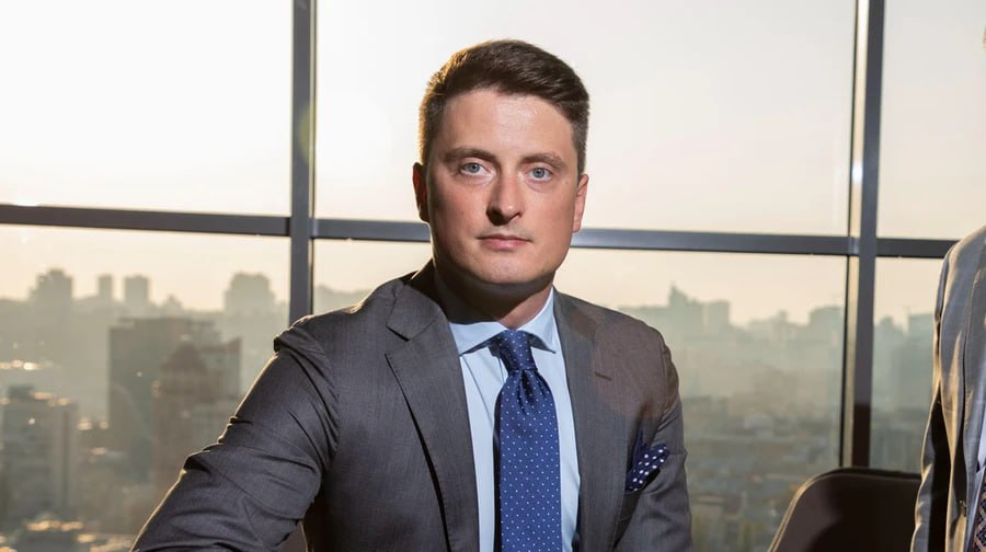 Ілюстрація до публікації «Співвласника компанії "АгроГазТрейдингу", якого НАБУ підозрює в участі у "схемі" на Одеському припортовому заводі, Олександра Горбуненка затримували у США, але після одного з…»