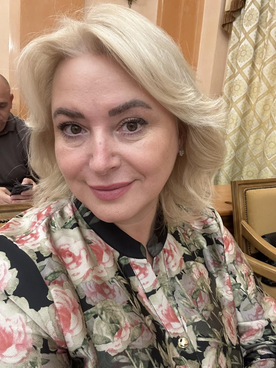 Ілюстрація до публікації «висловлює подяку та повагу до голови Одеської МВА Лисака, який звільнив корумповану мразоту — директора департамента освіти Одеської міськради Олену Буйневич.»