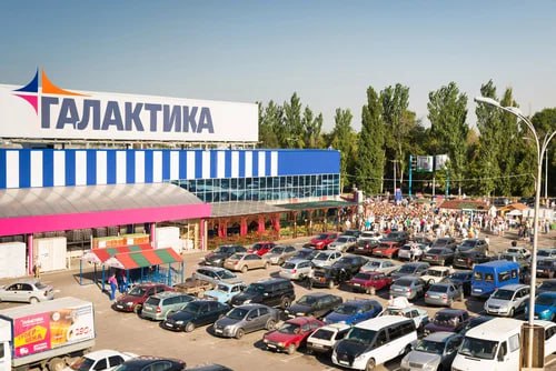 Ілюстрація до публікації «Схеми «Епіцентру»: Засновники «Епіцентр К» Олександр та Галина Гереги ще з 201 контролюють мережу, яка після початку російської агресії трансформувалася на території рф у…»