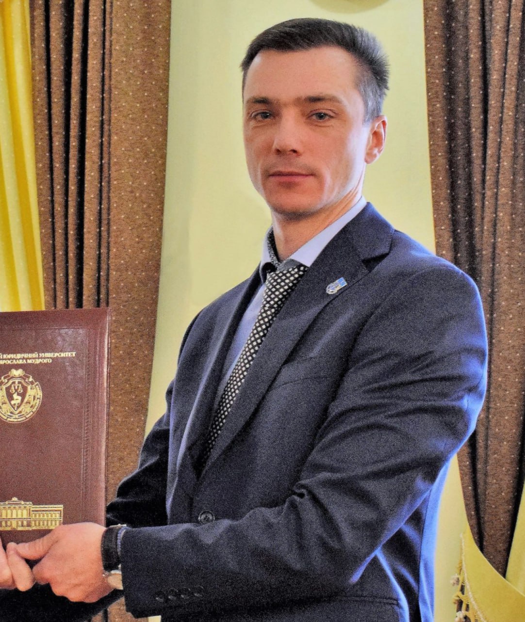 Ілюстрація до публікації «що експрокурор Полтавщини Антон Столітній наразі знайшов тепле містечко та "трудиться", не покладаючи рук, на посаді професора в Інституті Служби безпеки України Національного…»