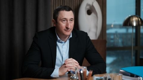 Ілюстрація до публікації «Допоможе НАБУ з'ясувати, де ж на заставу Чернишову взяла кошти звичайна менеджерка будівельної компанії 🔈 Під час слухання засідання щодо запобіжного заходи для ексрадника…»