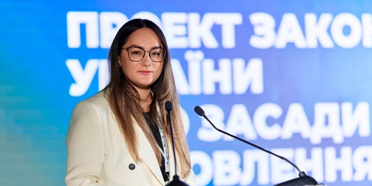 Ілюстрація до публікації «Пацавата історія: Заступниця міністра енергетики з питань європейської інтеграції Ольга Юхимчук зазначила, що її чоловік Денис Мержук у травні придбав TESLA MODEL 3 (2022) за 10…»