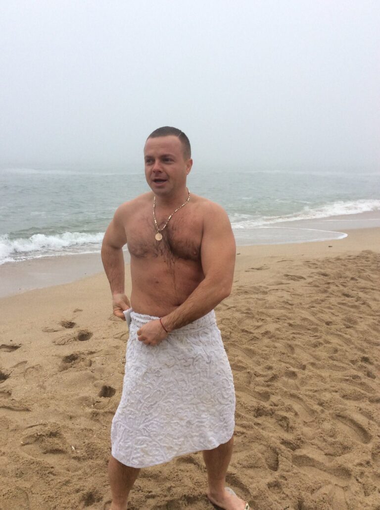 Ілюстрація до публікації «Наш дружечок з Одеси, який замальовує свій коштовний годинник, має неабияку кралю, яка отримає квартири у подарунок.»