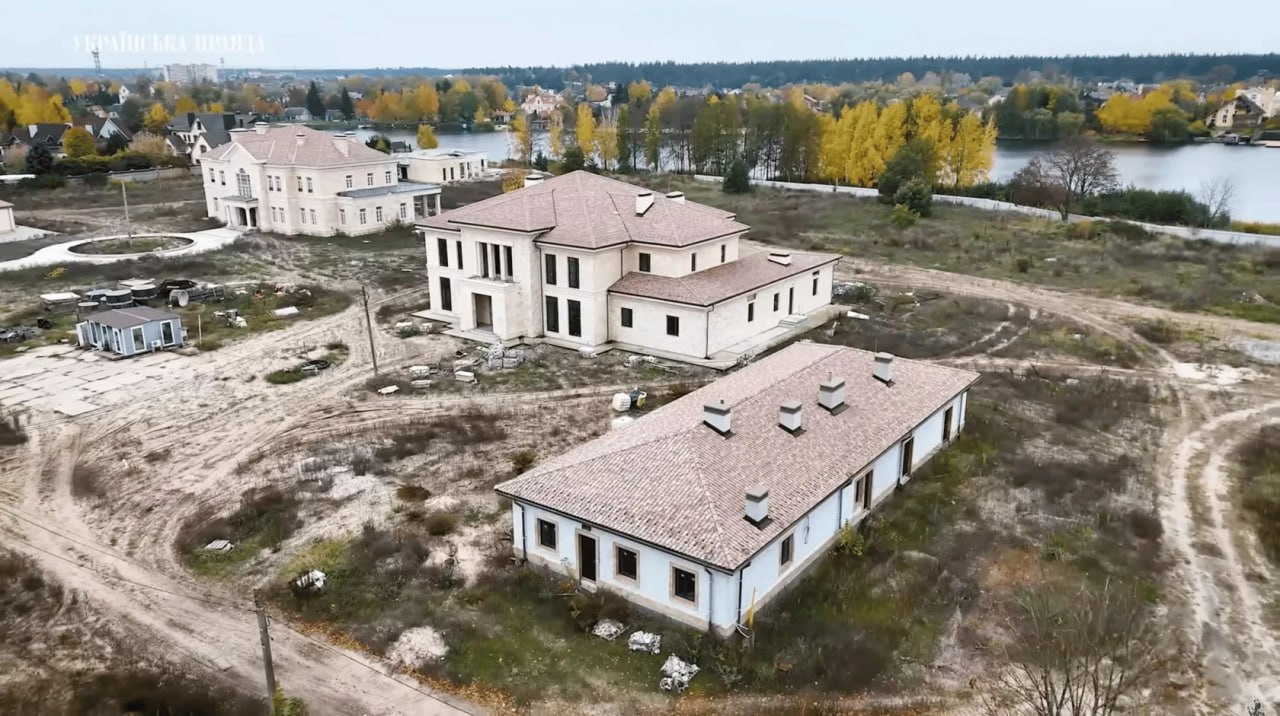 Ілюстрація до публікації «Дружина Олексія Чернишова – Світлана намагалась сховати матеріали, пов'язані з будівництвом чотирьох маєтків, у себе на роботі в університеті, але з обшуками прийшли і туди.»