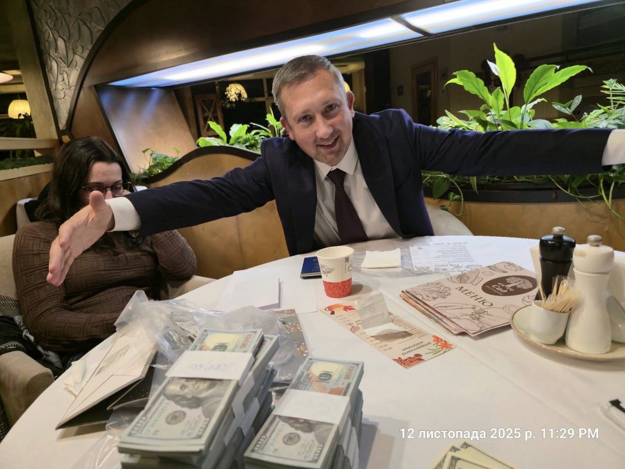 Ілюстрація до публікації «Шикарні фото шахрая Токара Поряд з ним адвокат Сергій Курдась Зачотний шизік коротше.»