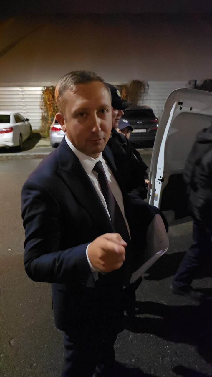 Ілюстрація до публікації «Шикарні фото шахрая Токара Поряд з ним адвокат Сергій Курдась Зачотний шизік коротше.»