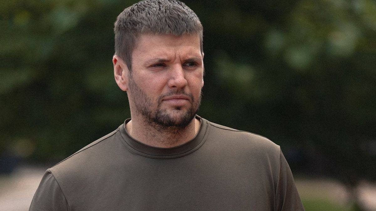 Ілюстрація до публікації «Власник бренду Domino Антон Шухнін оформив на матір з громадянством рф з "ДНР" свої нові автівки ✔Toyota Camry (2025) AA4483OC; ✔ Lexus RX (2011) AA3233CA; 💬 @ABleaks_bot 💕…»