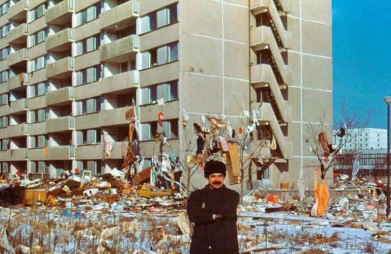 Ілюстрація до публікації «Український фотограф, доброволець-ліквідатор Юрій Косін на тлі будинку, з якого викидають речі для дезактивації квартир»