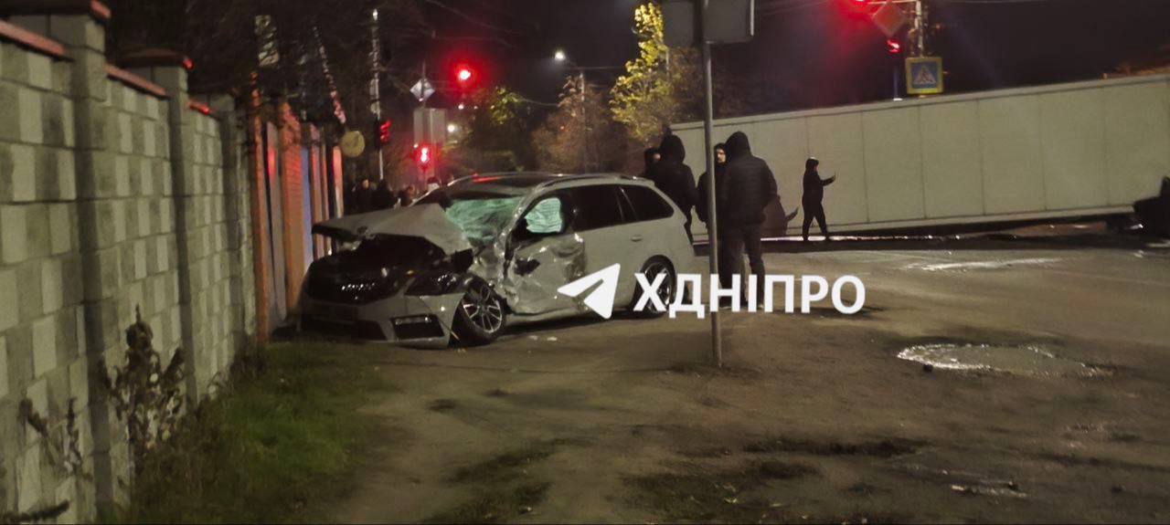 Ілюстрація до публікації «Неповнорічний син начальника ТСЦ МВС № 1241 у Дніпрі Олександра Хтомінського вчинив значну автотрощу з трьому постраждалими легковиками та вантажівкою.»