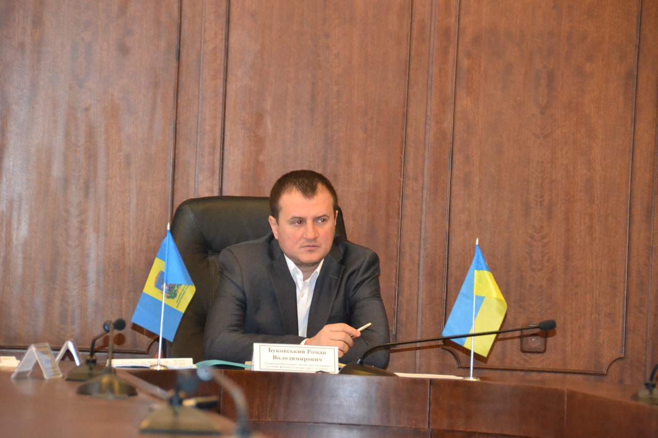 Ілюстрація до публікації «Депутат Київоблради від «Слуги народу» Роман Буковський, який працює на оточення Олексія Чернишова, з 2024 почав активно легалізувати злочинні кошти через фіктивні операції.»