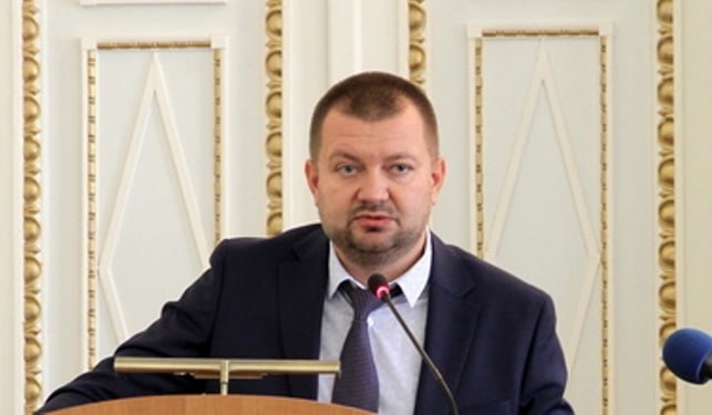 Ілюстрація до публікації «Багатий та нещасливий експрокурор Харківщини Сашко Фільчаков розмірковує, куди ж йому піти після майбутнього звільнення з прокуратури.»