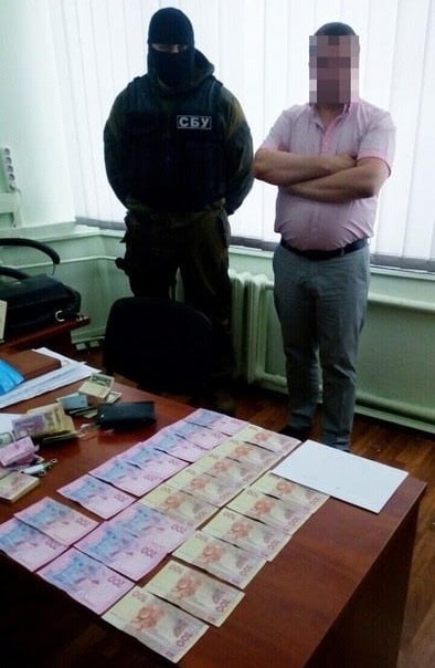 Ілюстрація до публікації «У Харкові посадовець, якого декілька років судять за хабарництво, продовжує очолювати державний орган.»