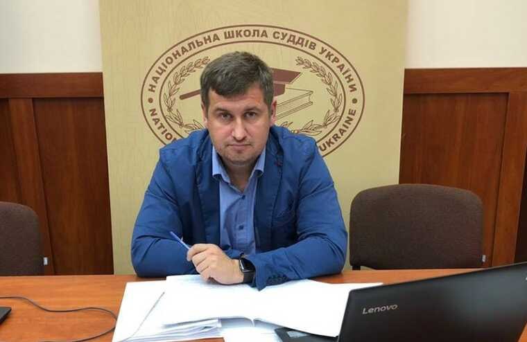 Ілюстрація до публікації «Одеські ЗМІ пишуть, що НАБУ разом з СБУ затримало двох суддів Приморського райсуду — Дениса Донцова та Ольгу Шенцеву.»
