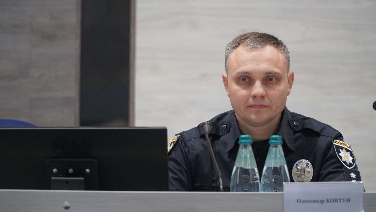 Ілюстрація до публікації «Начальник поліції Житомирщини Олександр Ковтун отримав службове житло в Києві та регулярно занижує вартість майна, його дружина придбала новеньку іномарку, а їхній син…»