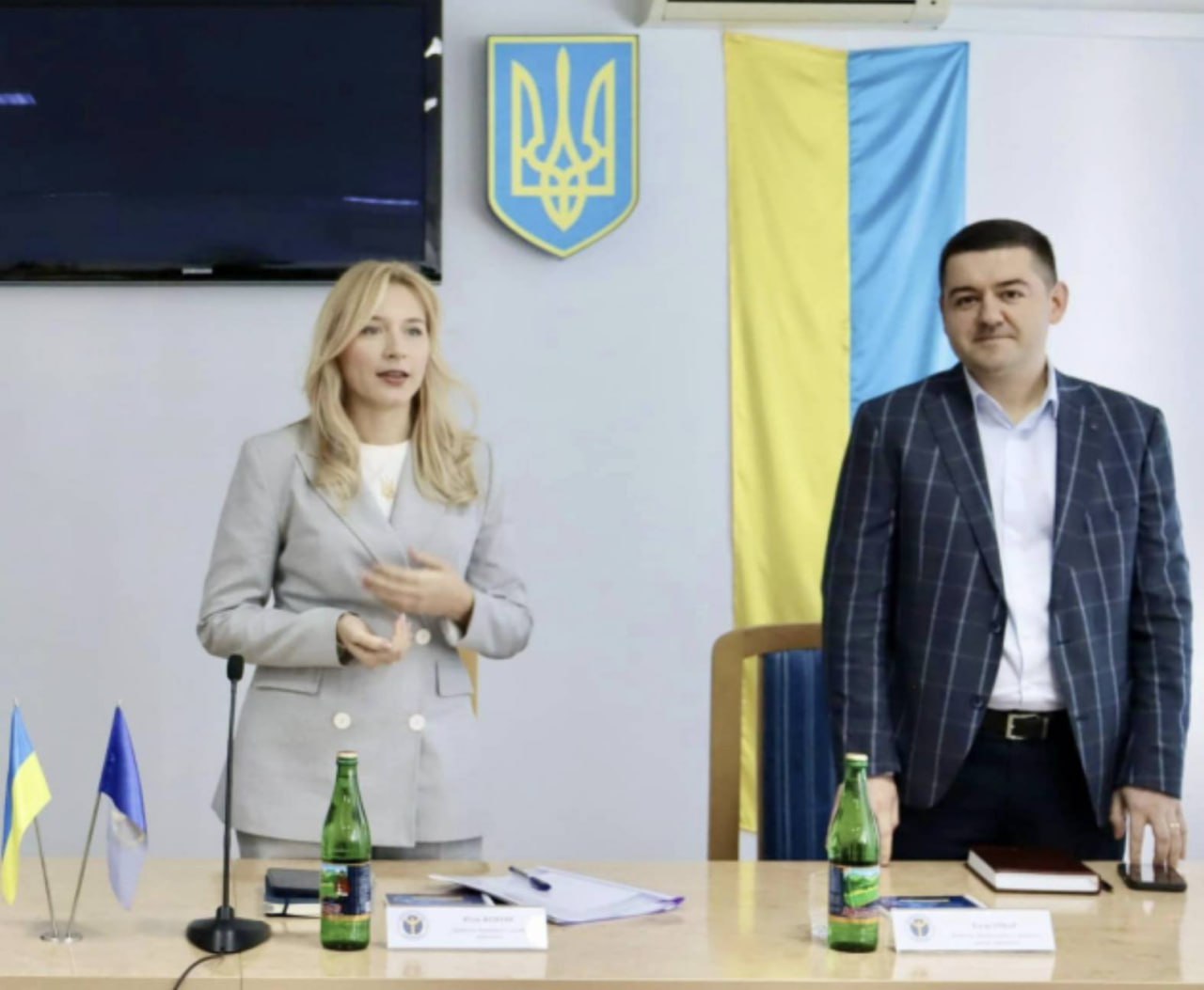 Ілюстрація до публікації «Ексдиректор Закарпатського центру зайнятості, депутат Закарпатської облради від «Слуги Народу» Едгар Токар задекларував 21 тис. доларів і 17 тис. євро готівкою, дві Mazda та…»