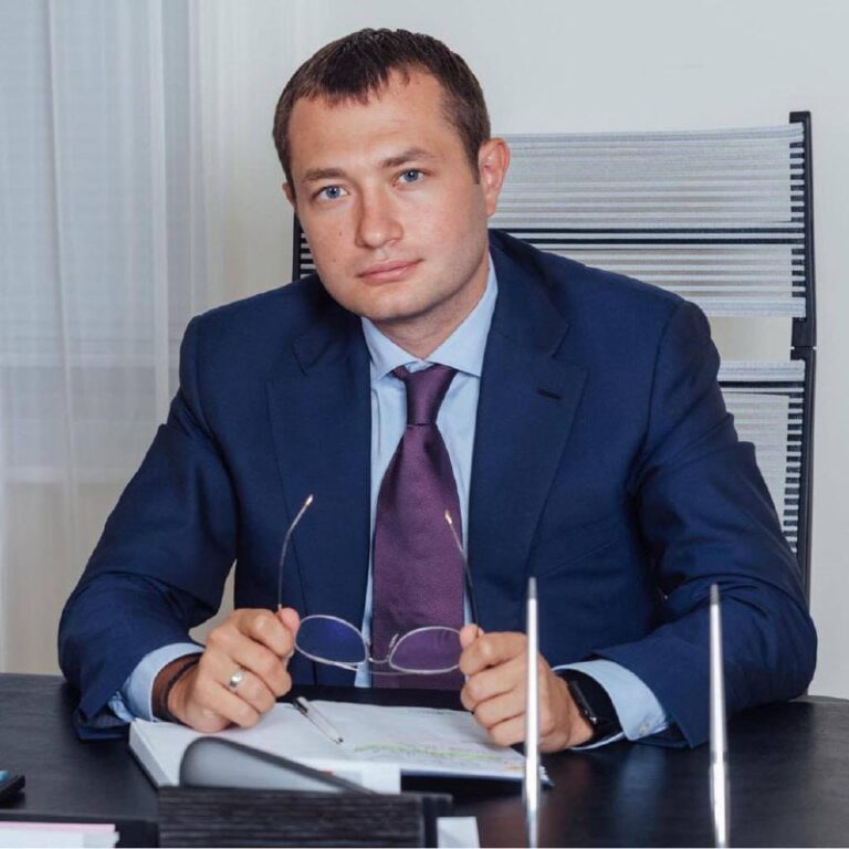 Ілюстрація до публікації «Брати Розумні перетворили Мін’юст і Держпраці на систему поборів, вимагань та тиску. «Донецька квота» оживає: колишні ставленики Януковича знову повертаються за допомогою слуг»