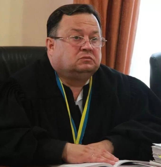 Ілюстрація до публікації «НАБУ та поліція затримали суддю Воловецького райсуду Олександра Пелиха в авто під час отримання хабаря»