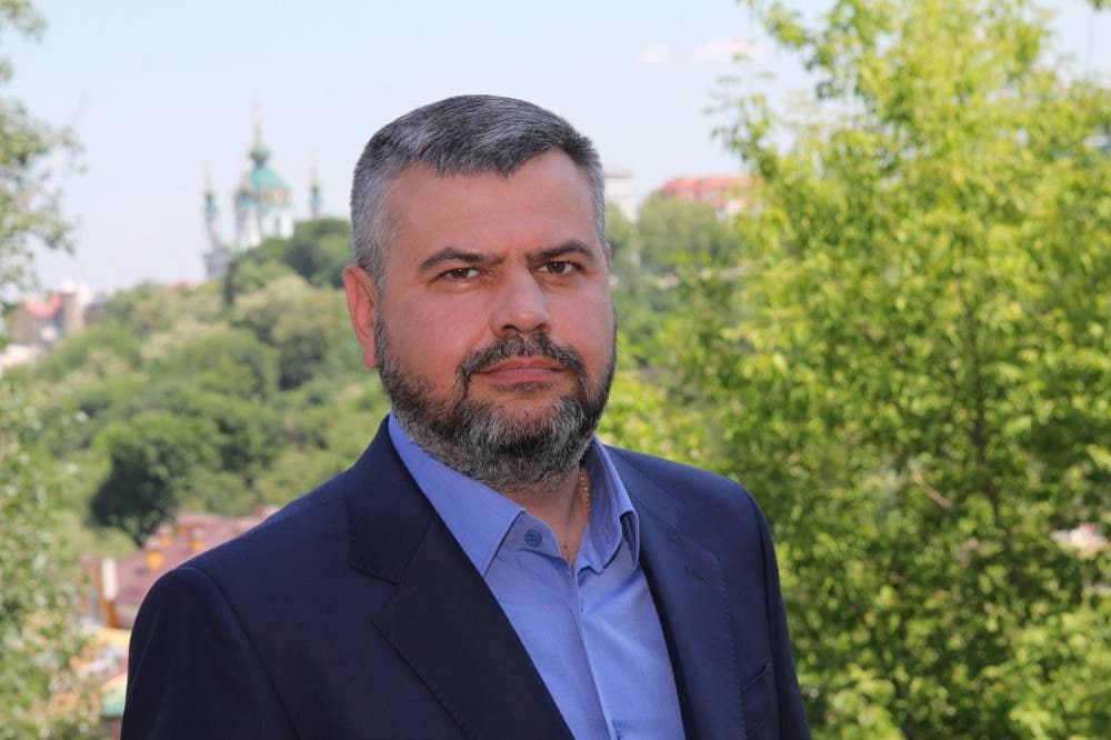 Ілюстрація до публікації «Нардеп Мамка забезпечував «дах» для компаній, що будували з порушеннями документів або вели сумнівні проєкти: Київміськбуд (Кушнір), Укржилстрой, Стриж-Інвест, ISA Prime…»