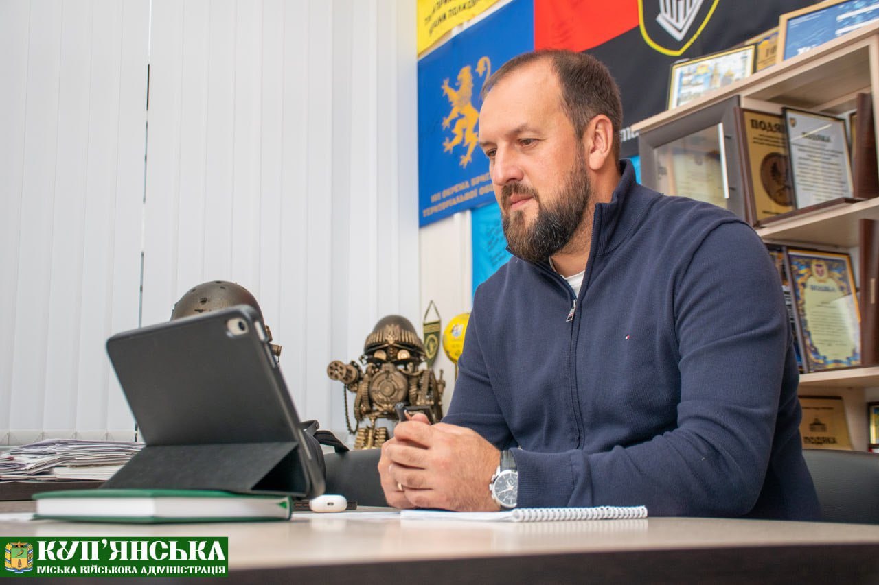 Ілюстрація до публікації «Збираємо дані про діяльність очільника Куп'янської МВА Андрія Беседіна 📞 @ABleaks_bot ☑ Долучитись 🧠 info@absolutionlab.com»