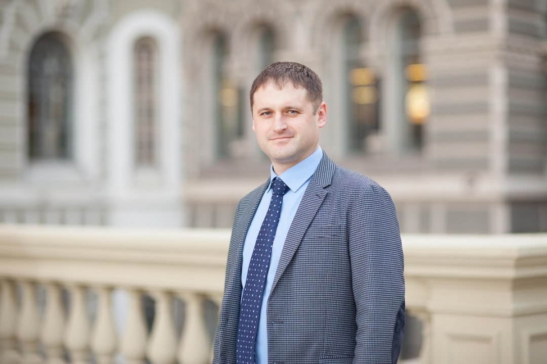 Ілюстрація до публікації «Новий заступник голови НБУ, ексдиректор департаменту монетарної політики НБУ Володимир Лепушинський вказав купівлю Nissan X-Trail під час війни за 1,61 млн грн.»