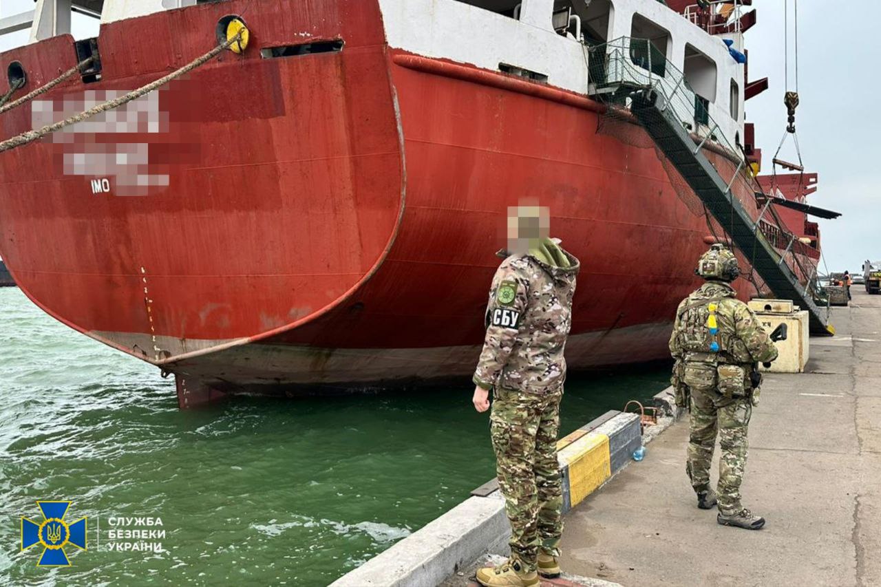 Ілюстрація до публікації «СБУ арештувала в Одеському порту судно «тіньового» флоту рф»